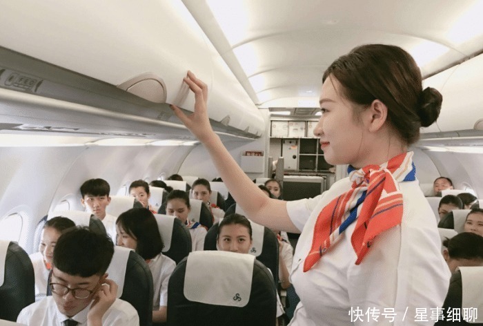 为什么坐飞机时，空姐会不断送吃的？退休空姐偷偷告诉你原因