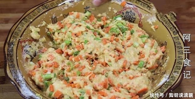 烙饼|玉米面里打2个鸡蛋,比吃肉还香,我家每次做一大盘,上桌就扫光