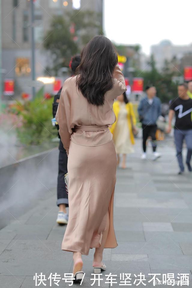 藕粉色宽松长款连衣裙,举止优雅,有气质