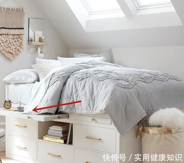 箱体床|卧室2个床头柜直接扔了吧,床边装可抽拉隔板,书桌收纳都齐全了!