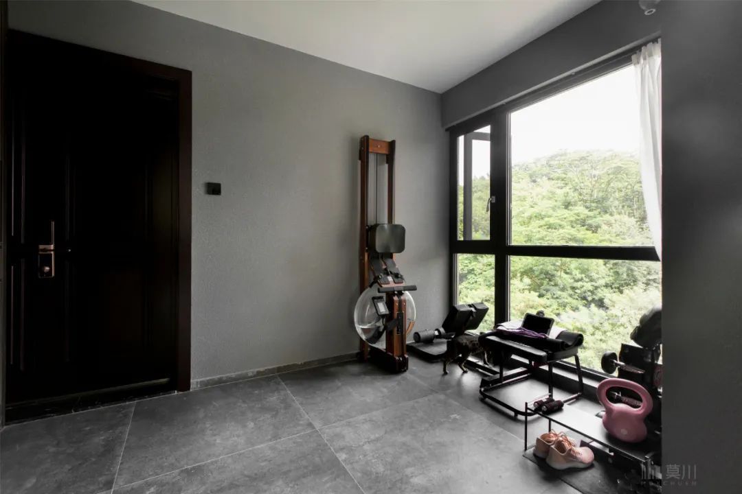 绿植|99㎡现代工业风，85后女神的家，满屋高级灰，绿植清新点缀