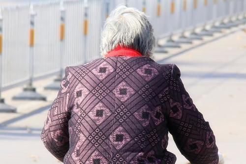 老年斑|为什么会长老人斑?70岁脸上又依然干净,不长斑的秘密,学起来