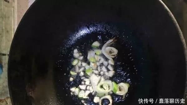  西红柿|炒白菜时候，学会这方法，保证炒出来的白菜美味可口，全家抢着吃