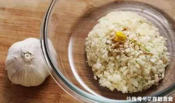 大蒜养花好处多,使用正确花草不生病虫害、黄叶情况少得多