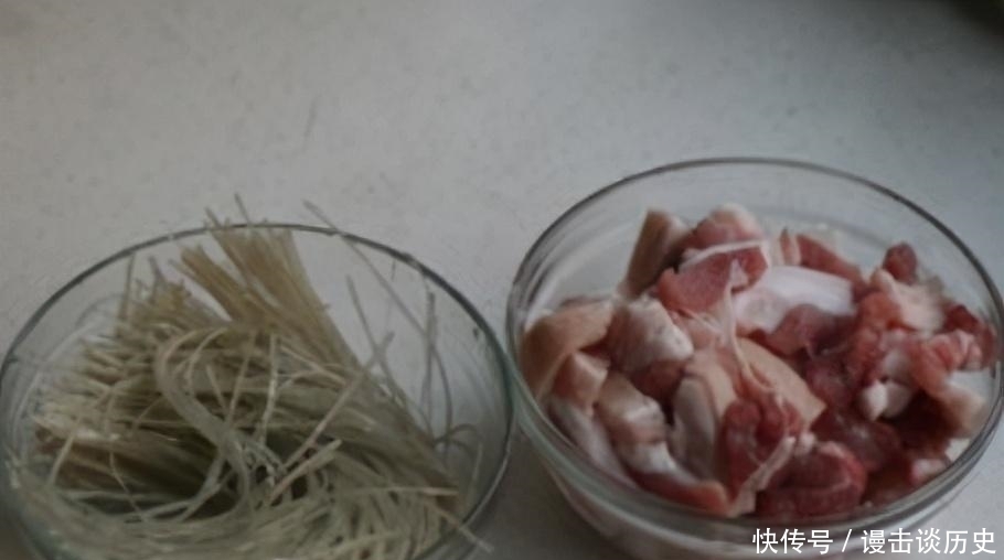  百菜不如白菜，热腾腾地炖一锅，营养又好吃，用汤汁拌饭都是美味