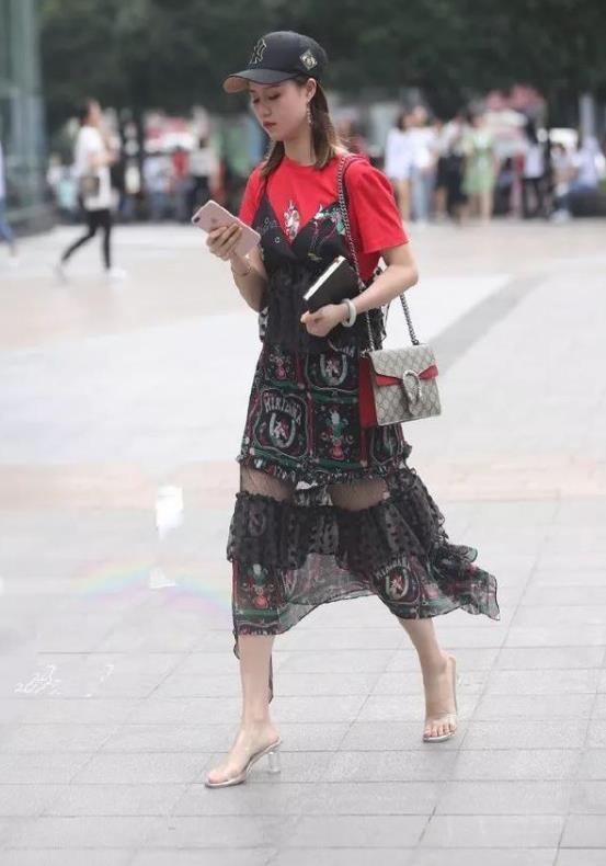 街拍艳冶柔媚的小姐姐,身穿长款上衣配短裤,笑容甜美可爱