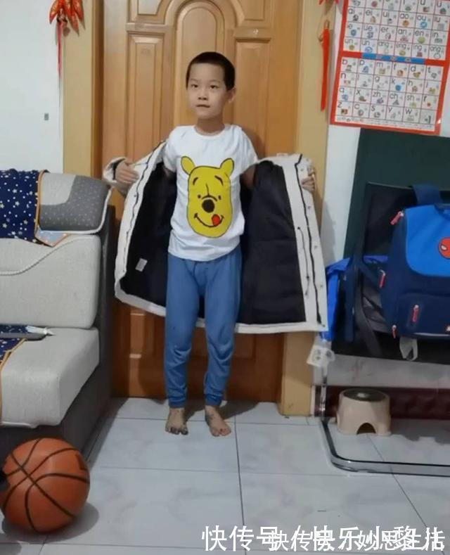 抗议|妈妈只给哥哥买了新衣服，弟弟的抗议方式太“接地气”，妈妈笑翻