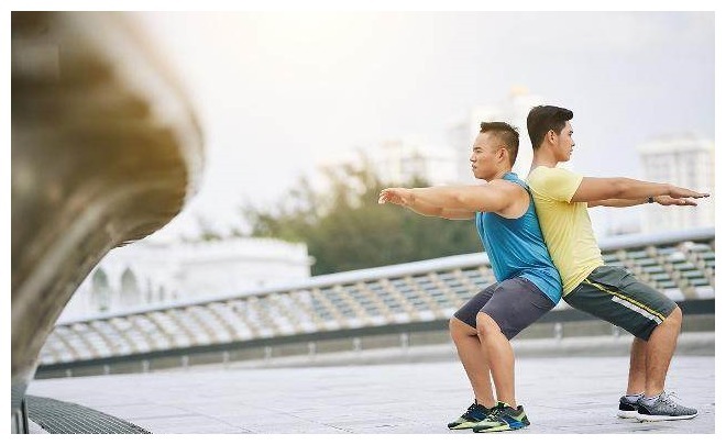 那个每天做100个深蹲的小伙子,现在3年过去了,他现在怎么样