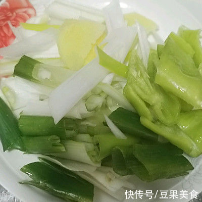 孜然羊肉卷|10分钟快手菜葱爆孜然羊肉卷，做饭不发愁