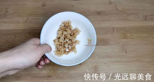 无论烙什么饼,和面时多加一种料,烙出的饼酥脆松软,凉了也不硬