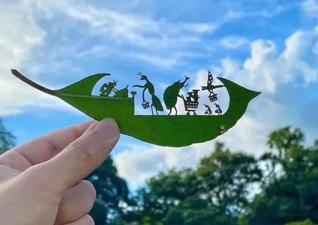 ?艺术家真会赚钱，把捡来的树叶简单雕刻后，价值翻了几百倍
