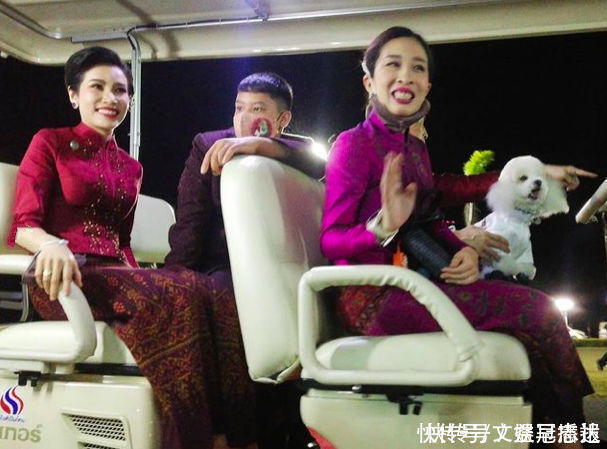 诗妮娜|泰王四口齐亮相真高调!诗妮娜裹红衣好嘚瑟,拉拢15岁王子心机重