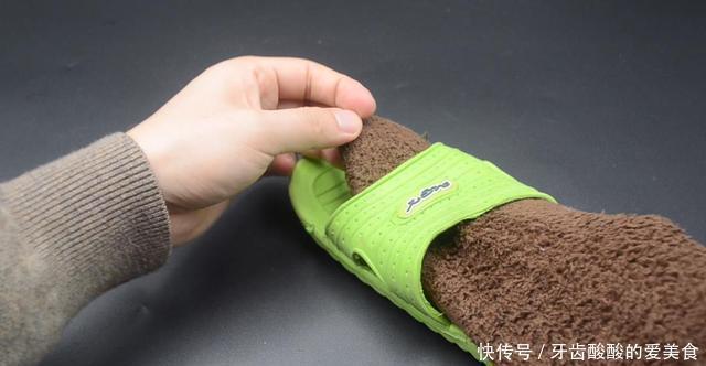 袜子有破洞别急着扔,把袜子套在拖鞋上,用途真厉害,长见识了