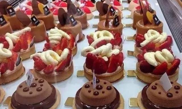 奇葩|世上最奇葩的蛋糕店,10分钟能吃完1块终身免单游客太难受了