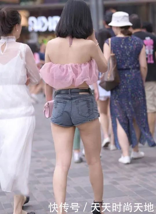 时尚|美女穿搭“仙气十足”,薄纱吊带彰显独特魅力,粉色系回头率超高