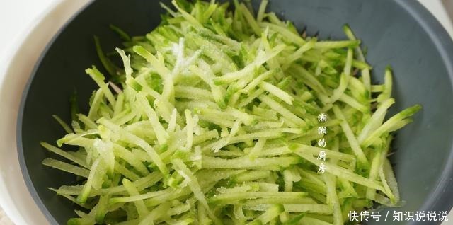 冬天多吃萝卜！试试这样做，不加一滴水，外酥内软，比肉丸子好吃