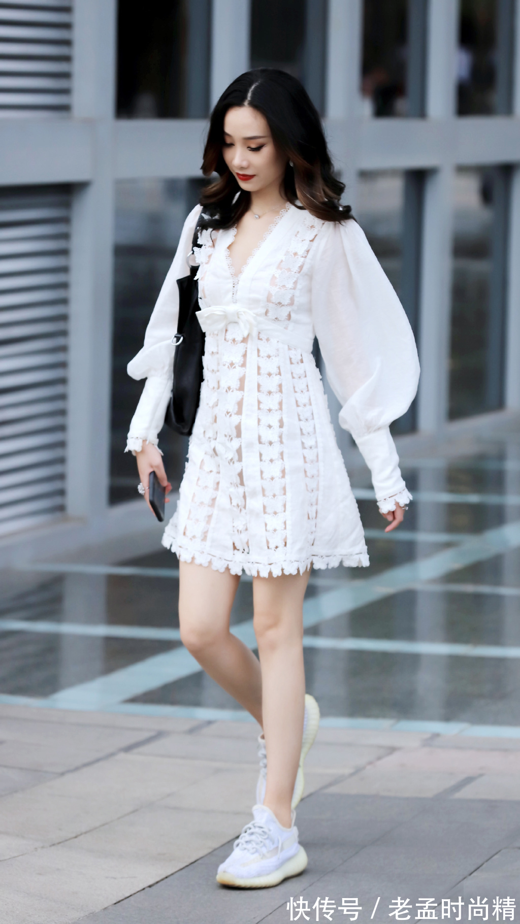 镂空裙|街拍美女:气质女生的白色镂空裙,高腰的设计长袖的款式,高挑靓丽又清新