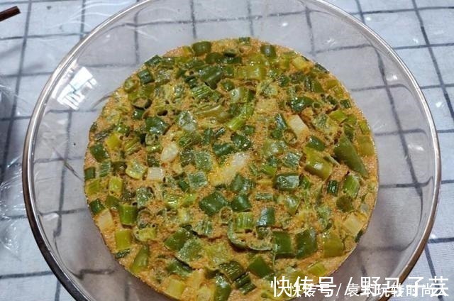 东北人爱吃的“鸡蛋焖子”做法，无需一滴水，咸香微辣，特别下饭