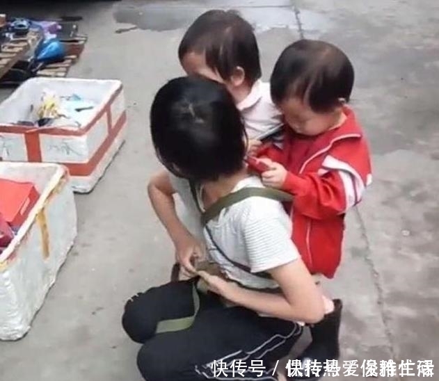 肩膀|“最美姐姐”火了,小肩膀背起双胞胎妹妹,网友:长姐如母呀