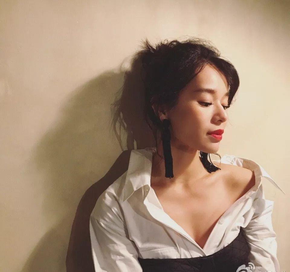 港姐|“最丑港姐”用20年逆袭:甩掉花花公子后,她靠自虐爆红!