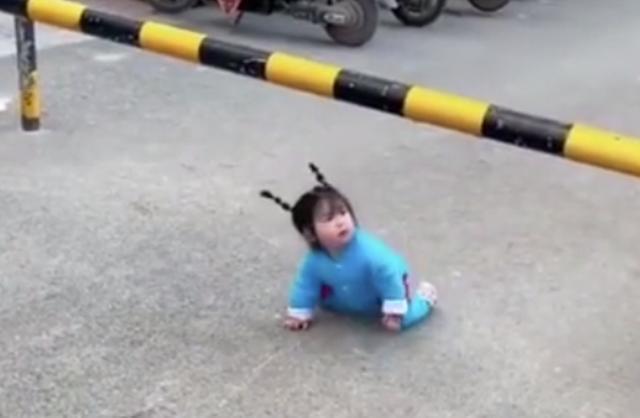 高估|萌娃扎“冲天辫”爬栏杆的姿势逗笑众人,网友:高估了自己的身高