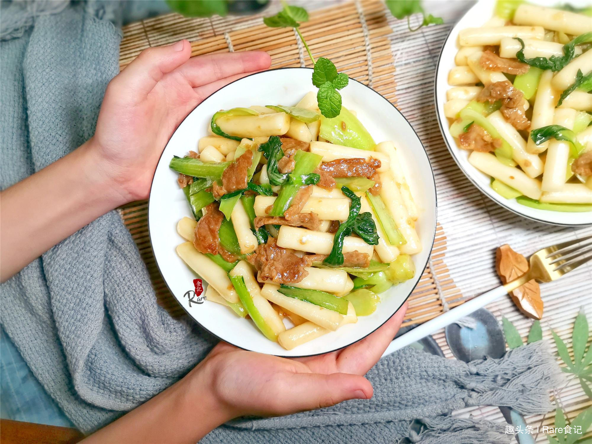 娘俩晚餐如此做，饭菜一锅出，有荤有素还便宜，7元就能饱了