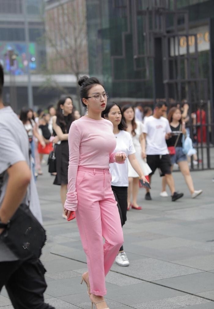 素色套装又“火”了!身穿长T搭配休闲裤逛街,看着让人心动