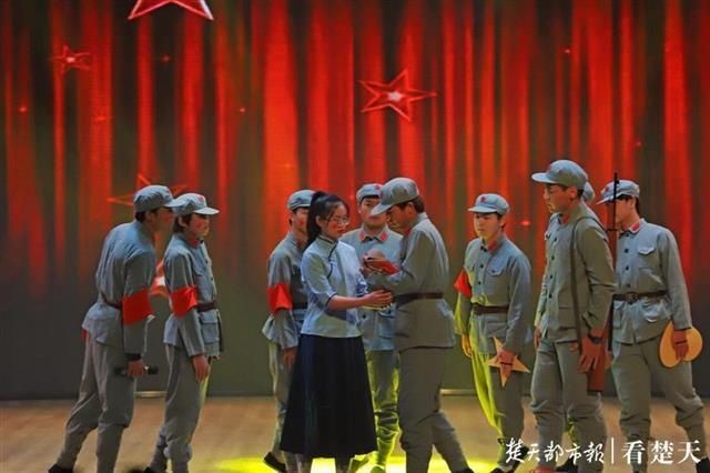  红歌|唱支红歌给你听！高校举办红歌赛根植爱国精神