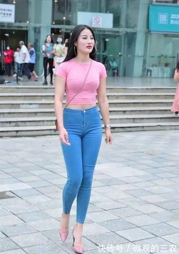 衬衫 直爽的美女,身材好,粉红色衬衫穿着轻盈成熟的时尚风!