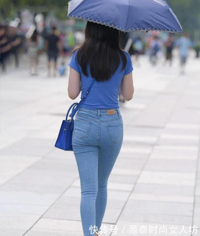 蓝色 蓝色圆领毛衣搭配修身牛仔裤,清新自然!