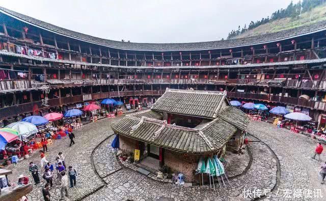 这座700年土楼，廊柱居然东歪西斜，第5层还用于放棺木