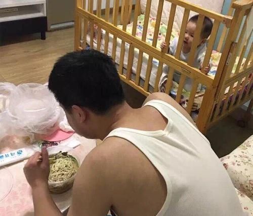 妈妈|妈妈外出,爸爸发来喜讯“一天娃胖了2斤”,看到照片妈妈气笑了