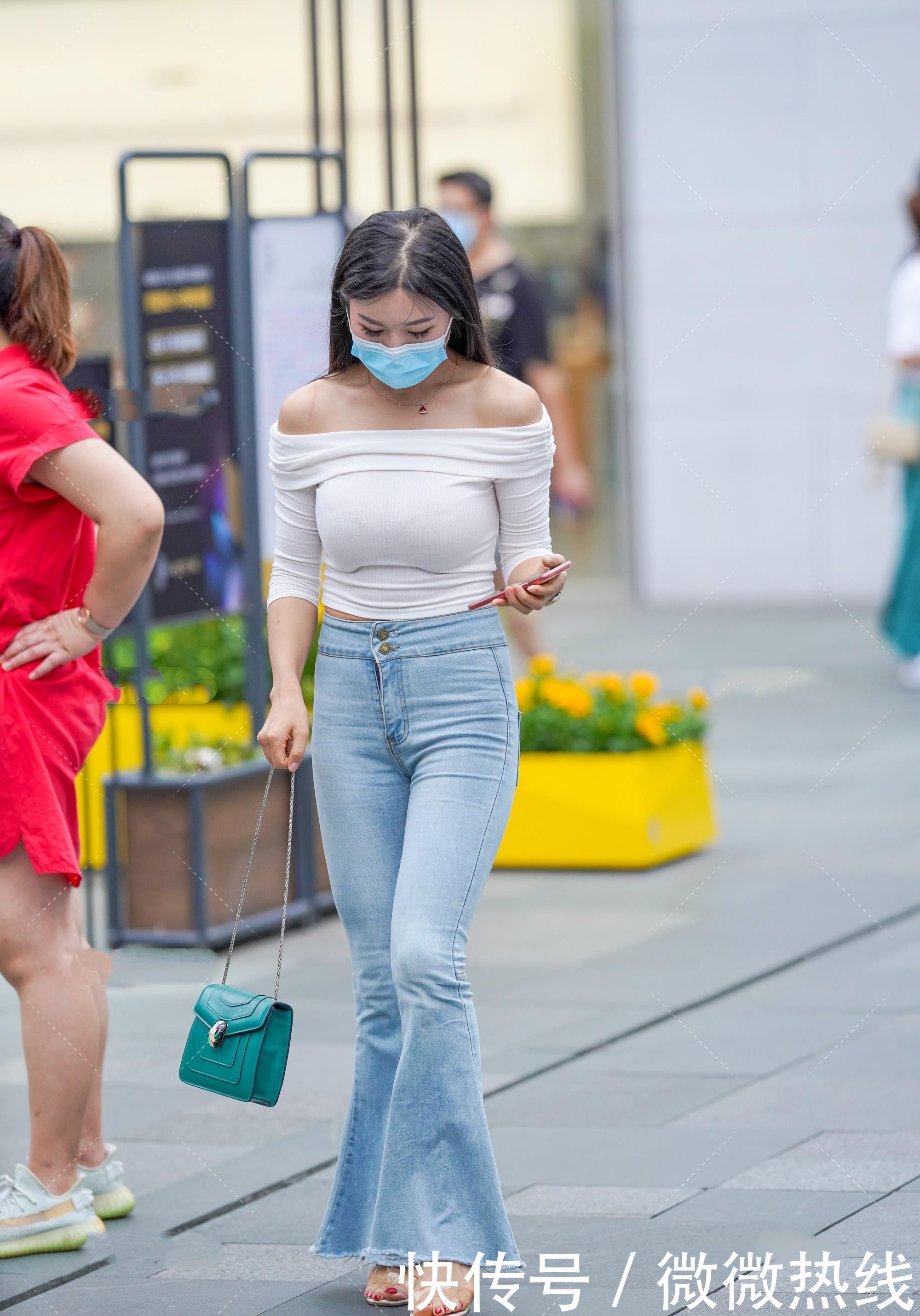 牛仔|一字领露肩短袖搭高腰牛仔直喇叭裤,时髦耐看,显瘦显高