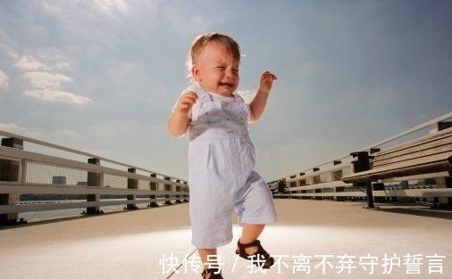 宝宝|八个月宝宝会走路,宝妈到处炫耀,朋友说有问题,检查后蒙了