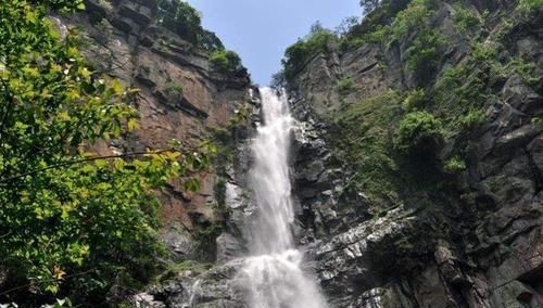 藏在5A景区边的村庄，东南侧是天下第一美景，西北侧是浙东第一瀑