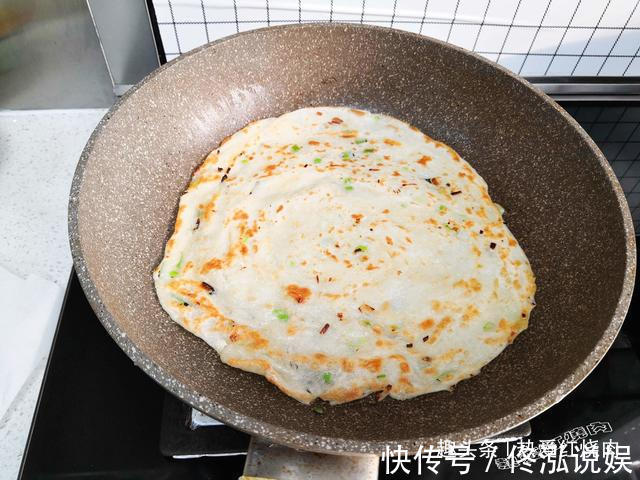 擀面棍|掌握了这个和面方法，自己也可以做手抓饼，跟卖的一样好吃一样薄