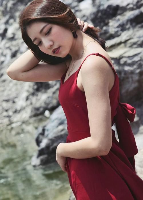 吊带裙 清凉感满满，吊带裙更适合，会更加的舒适自由
