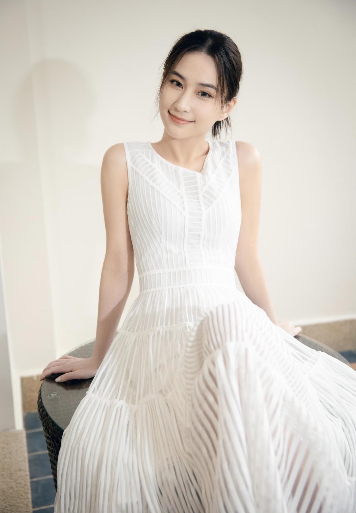 千金|何超莲不愧是千金，穿白T恤搭配彩色短裙高级时髦，女神范十足