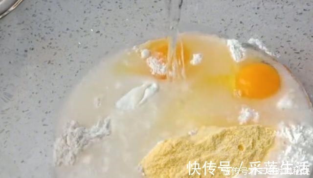面糊|一碗玉米面两个鸡蛋，简单一搅，放锅里一蒸，比蛋糕还好吃