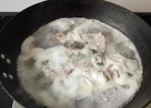 它比排骨便宜,比牛羊肉温和,一斤只需十块钱,炖上一锅真解馋