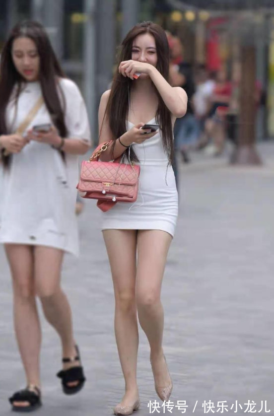 时尚风 包臀裙的时尚风也值得尝试一下,小姐姐穿的很清新