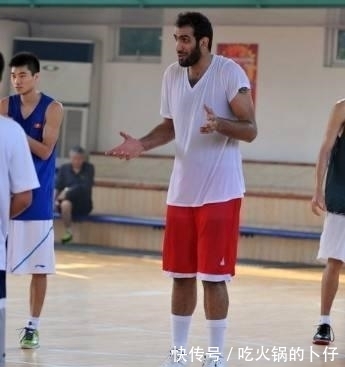 奥尼尔|7图看NBA巨人的脚有多大! KD脚如一把镰刀, 穆大叔鞋比姚明大6码