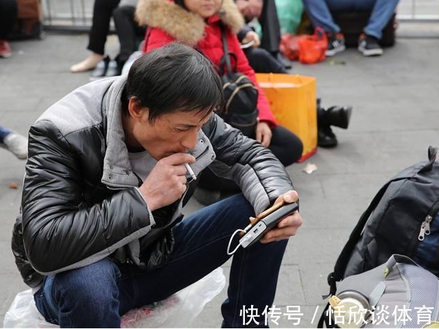 低头玩手机|为什么现在很多人会患上颈椎病？罪魁祸首在这里，这个锅背定了