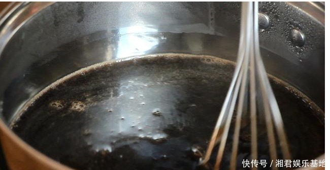 倒入|甜品店仙草水果捞的秘制配方,做法简单,清热降暑,成本才几块钱