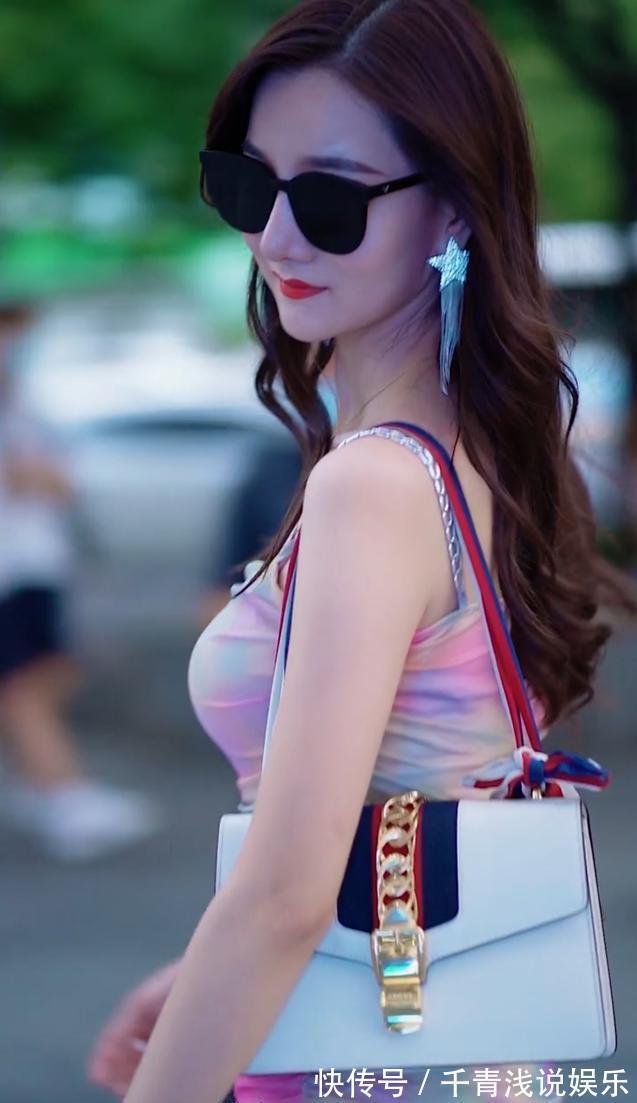 女士 美女脚上搭配一双高跟鞋,多了一些时尚的韵味,显瘦还显高
