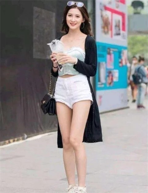 紧身裤|秀美短发的小姐姐穿破洞牛仔,青春靓丽,潮范十足