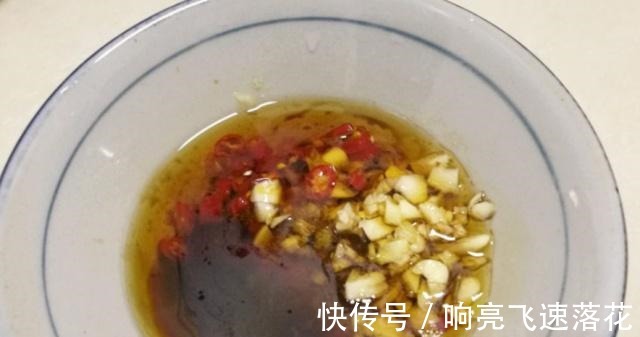 待客|皮蛋别再凉拌着吃了,这样做口感香嫩爽滑,待客超有面子!