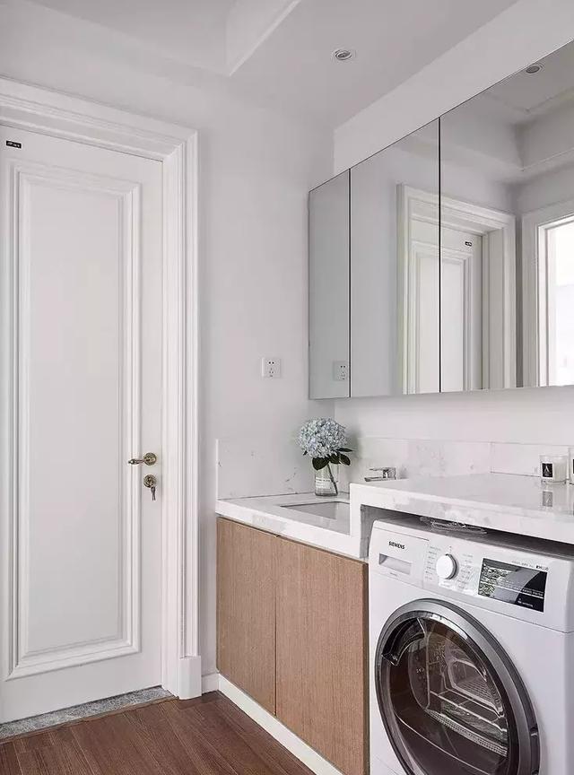 客厅|136平三室新房,全屋大白墙,内嵌式木质电视柜,层次感爆棚