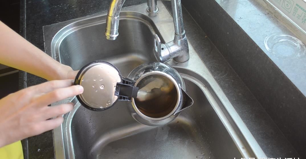 水壶里撒一把它, 水垢自动往下掉, 一年都不用刷水壶, 太实用了