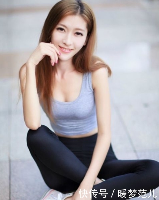 可爱迷人的紧身打底裤小姐姐，透露出青春朝气，可爱不能档！